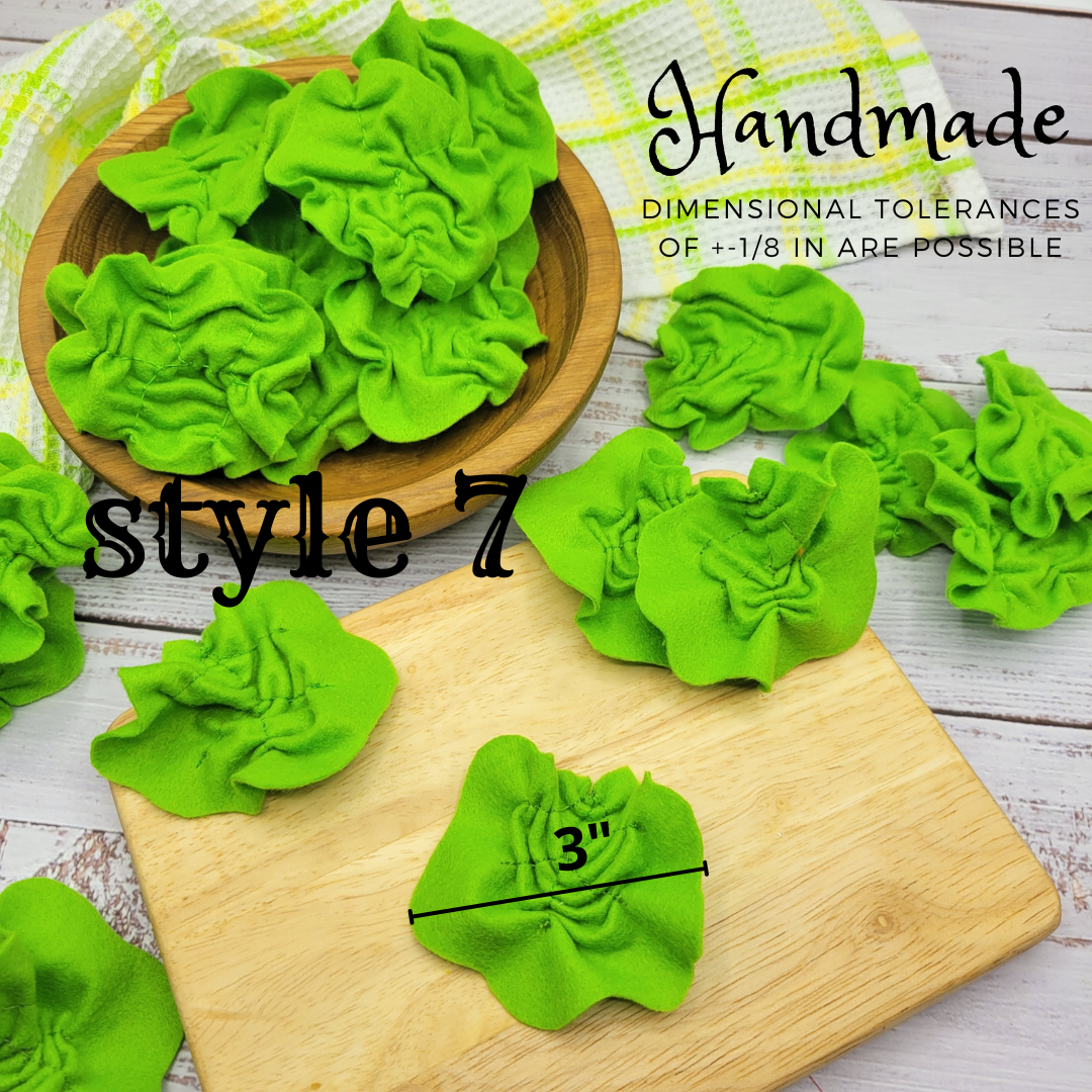 Green floral salad plush food toy decorations on a wooden board with text about dimensions and style.